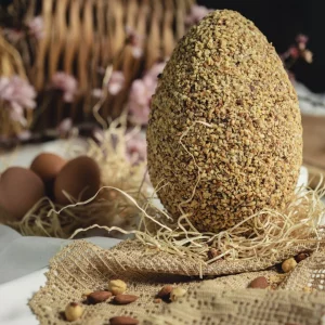 Uovo di pascqua artigianale a latte con granella di nocciole