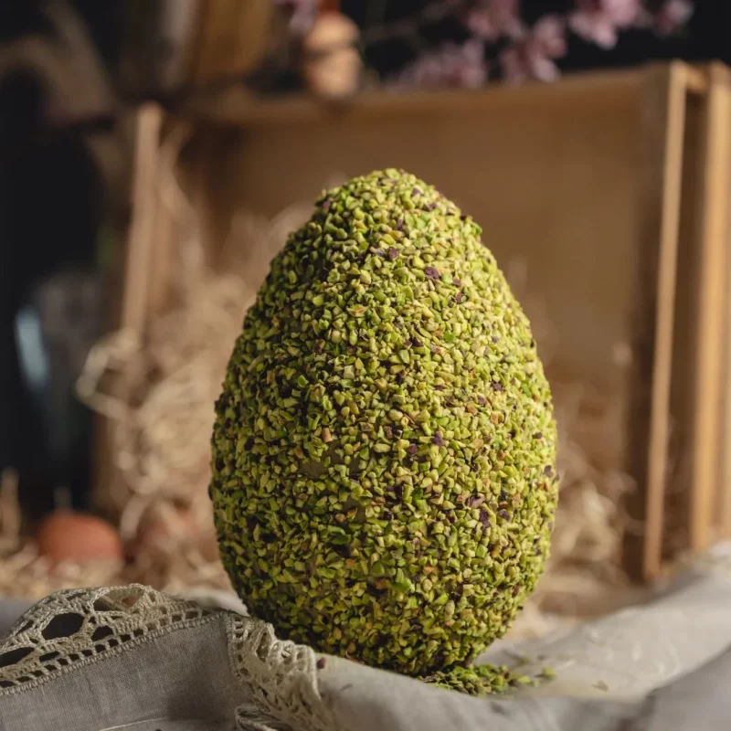 Uova di pasqua artigianale al cioccolato con granella di pistacchio