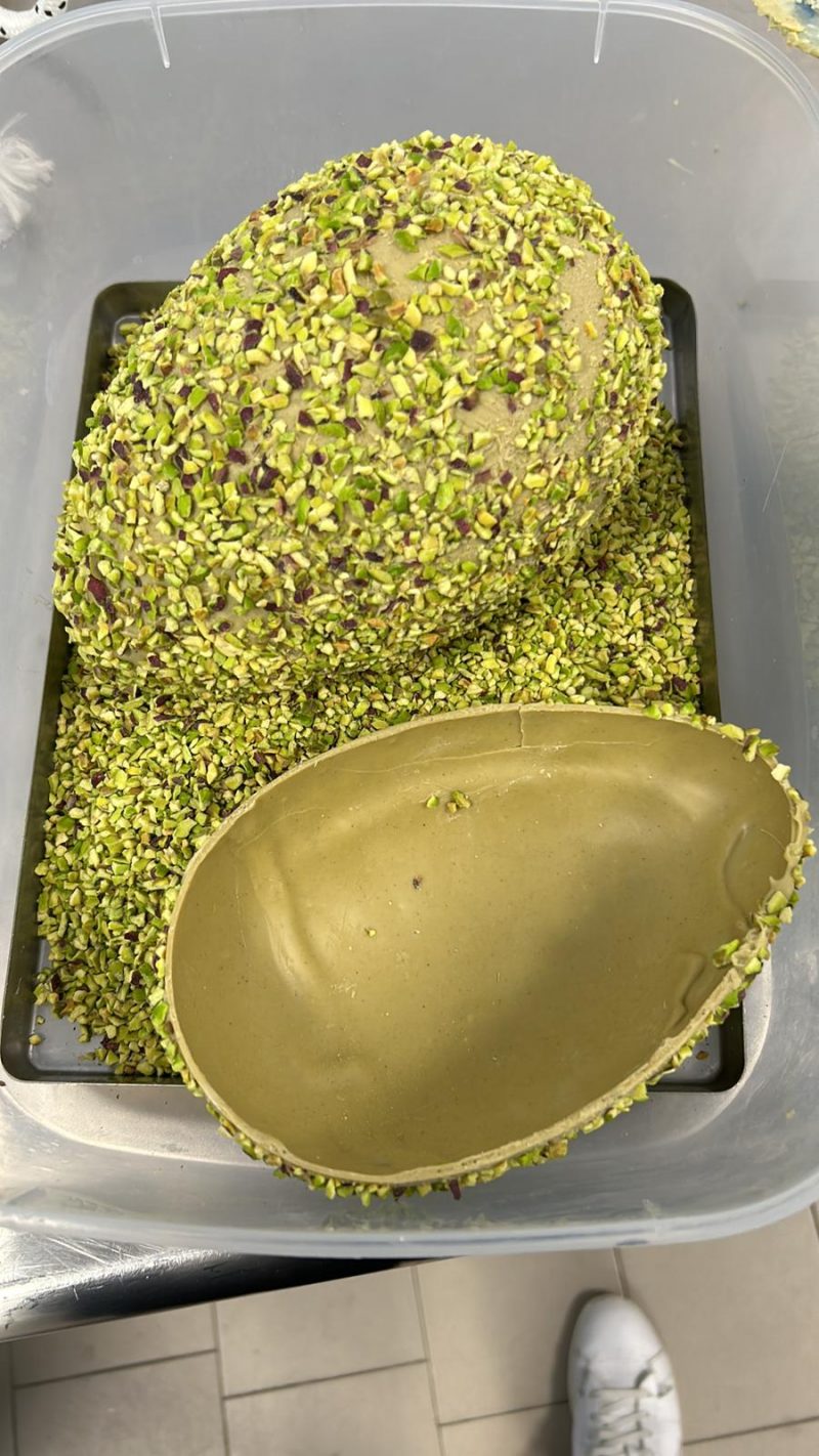 Uova di pasqua artigianale al cioccolato con granella di pistacchio - immagine 5